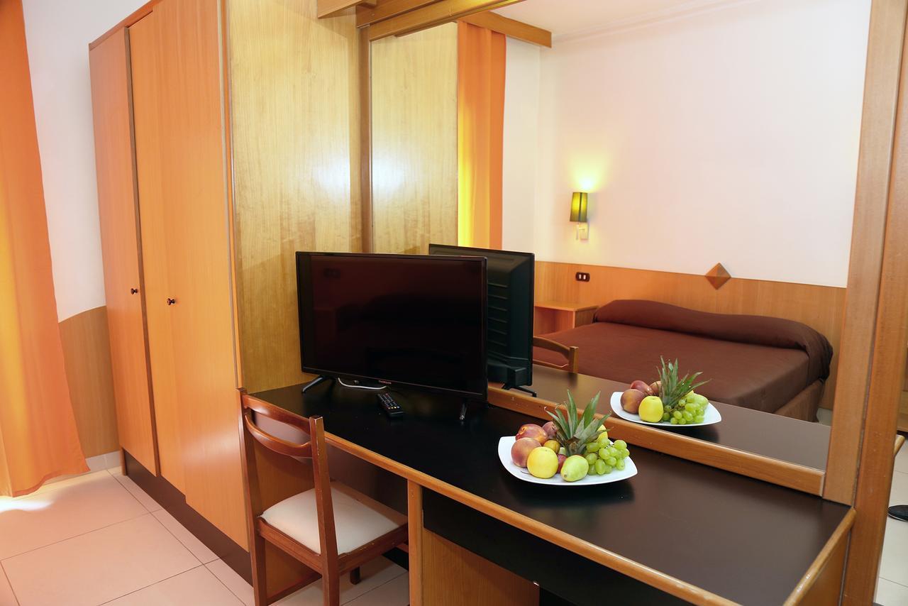 Hotel Meranda 카미글리아텔로 실라노 외부 사진